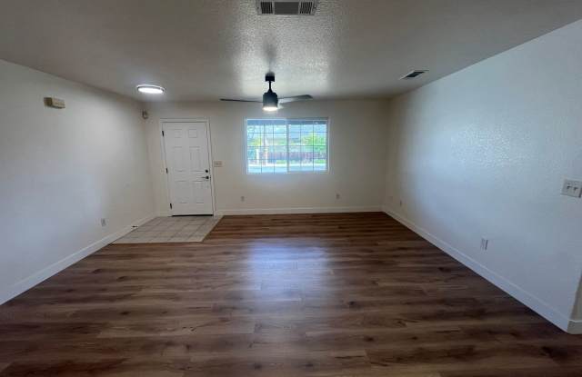 Clean Neat 1300 sqft. 1/2 Plex in the Brighton Community of Sacramento. Gallery 3