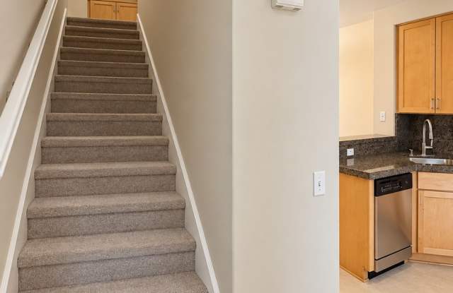 Beautiful updated luxury townhouse looking for new tenants Gallery 4