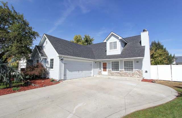 Spacious Home Nestled on Cul-de-Sac Gallery 1