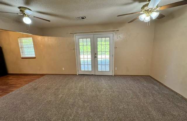 New carpet and paint! 3 bed, 2 bath, 2 car garage home for rent near I-240 and Penn / south OKC. Gallery 4