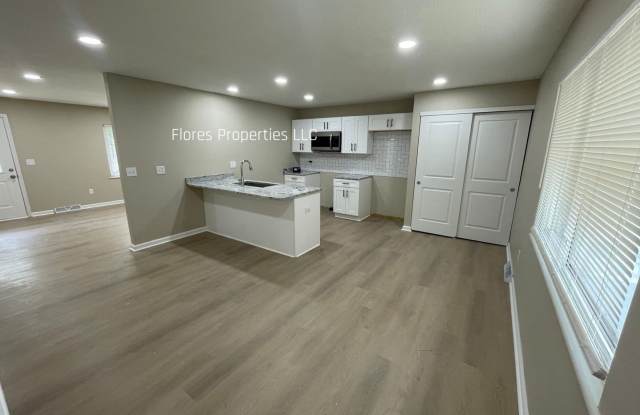 Modern Finishes & Hardwood Floors – 4BR Columbus Gem Gallery 4