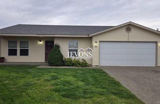 Spacious 3-Bed, 2-Bath Home in Yakima with Fenced Yard and 2-Car Garage Gallery 1