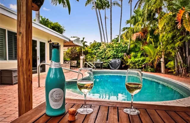 2101 NE 25th St photos photos