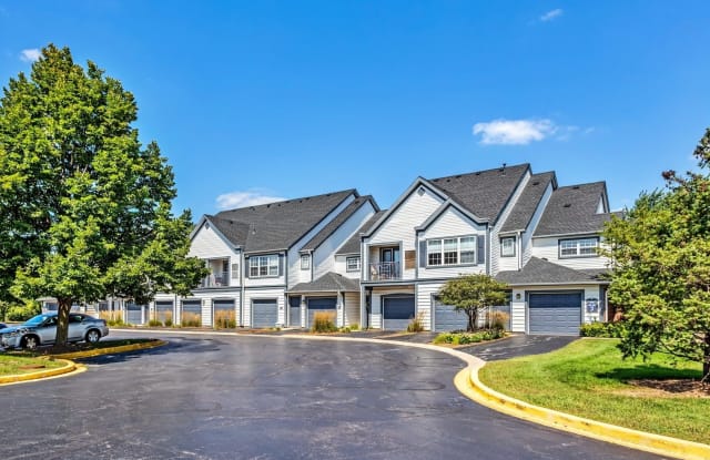 332 Schubert Court - 332 Schubert Court, Wheaton, IL 60189