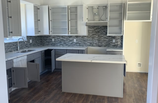 989 Glenoaks Blvd - 989 Glenoaks Boulevard, San Fernando, CA 91340