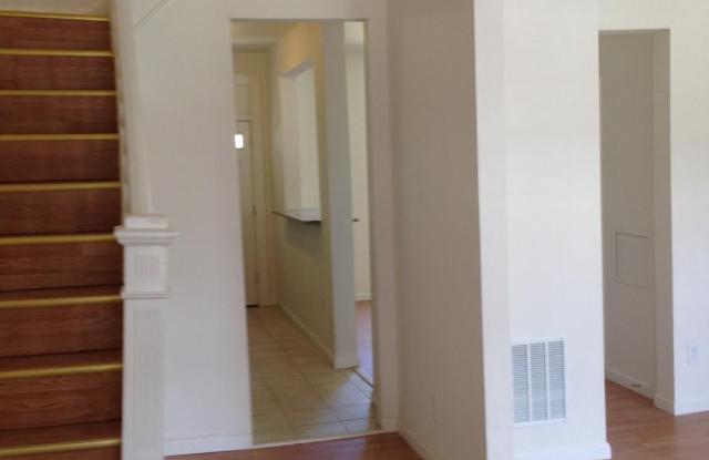 621 LINNARD Street Gallery 2