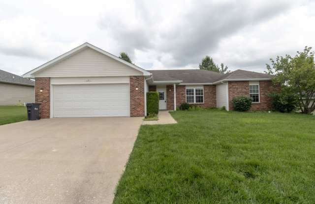 Beautiful 3 bedroom home with fenced yard Gallery 1