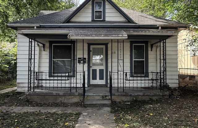 Quaint 2-Bedroom Bungalow Near Ft. Riley! - 1118 North Jefferson Street, Junction City, KS 66441