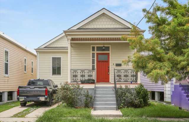 Three bedroom home with open floorplan, dining room, 3 bathrooms & parking ! photos photos