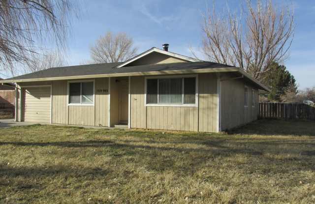 $1,400 PER MONTH - THREE BEDROOM TWO BATH HOME - LEAVITT LAKE - 709-945 Lake Avenue, Lassen County, CA 96130