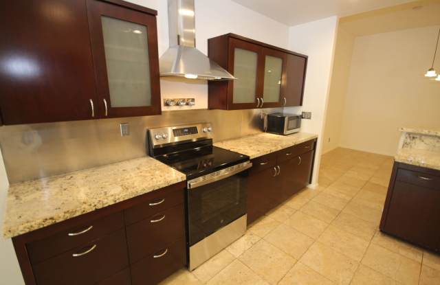 Spacious 2 Bedroom + Bonus Room and 2-1/2 Bathroom Townhome with 2-car garage in La Jolla near UCSD Gallery 4