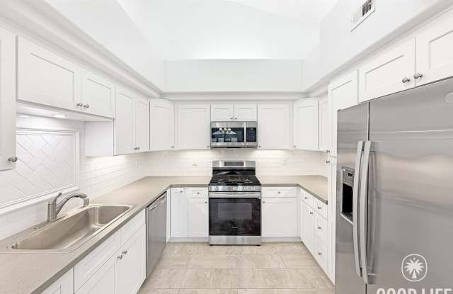Comfortable 2BD/2BA Condo in La Jolla with Dual Garages, In-Unit Laundry & Pool Access photos photos