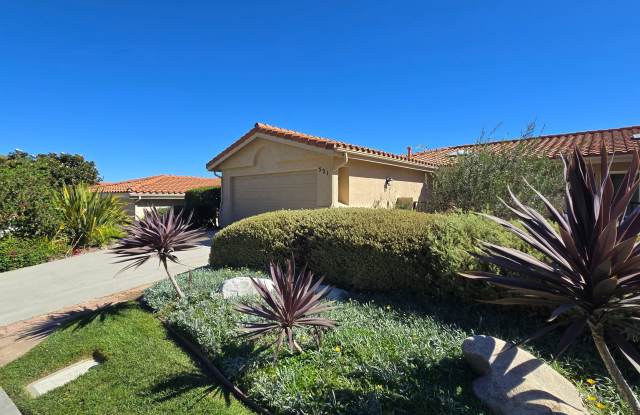 Light & Bright, 2BD/2.5BA in Private Gated Community w/ Country Views, 2 Car Garage, Fireplace, A/C Gallery 1