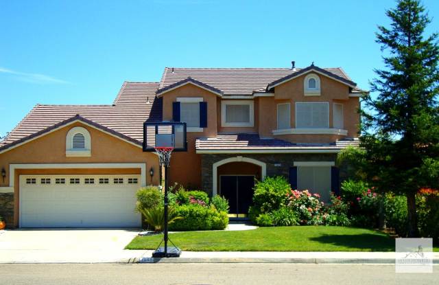 Beautiful Clovis Home with a pool... Gallery 1