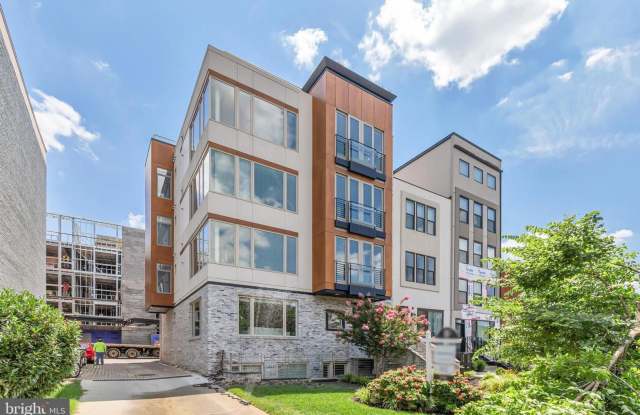 Sunny  Spacious NoMa penthouse with off-street PARKING - 915 12th Street Northeast, Washington, DC 20002
