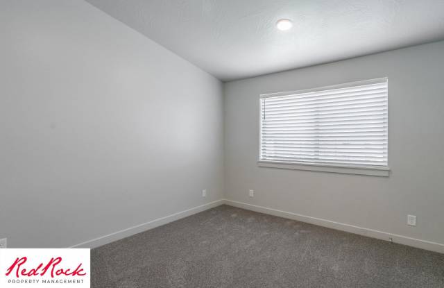Charming 2 Bedroom End Unit Condo - Pet Friendly! - 1167 East Telegraph Street, Washington, UT 84780