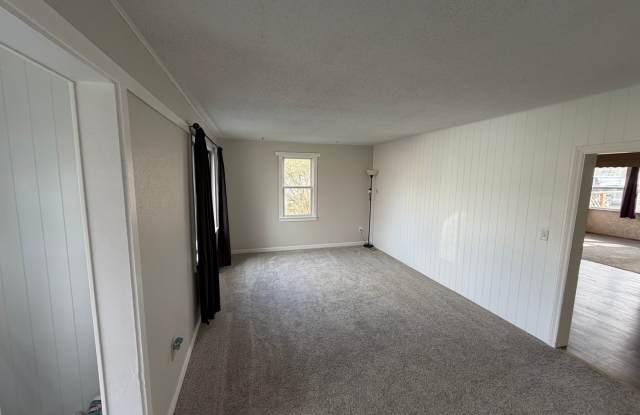 Clean, Updated Home with Large Yard in Klamath Falls photos photos