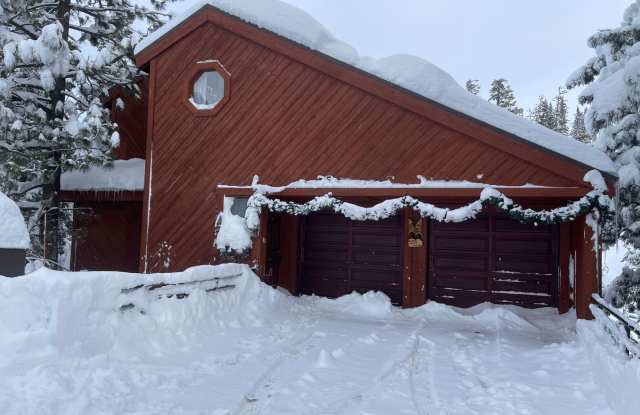 Beautiful furnished house in Stateline available now! photos photos