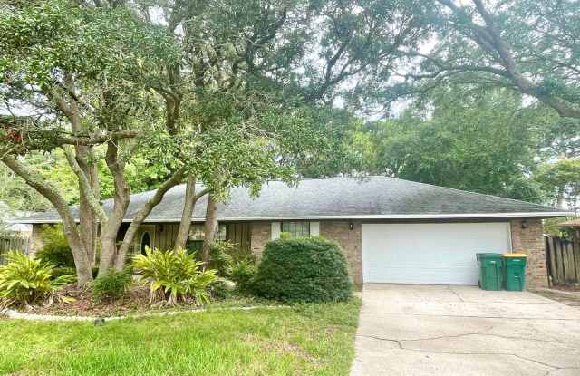 Nice 4 Bedroom Pool Home On Golf Course For Rent! - 176 Country Club Road, Lake Lorraine, FL 32579