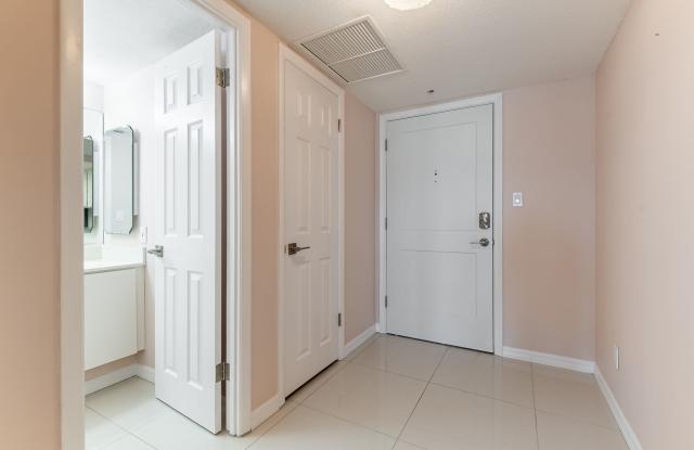 Breath-taking views from Lido Beach Balcony across Gulf of Mexico - 1 bed Apartment available Long Term Gallery 3