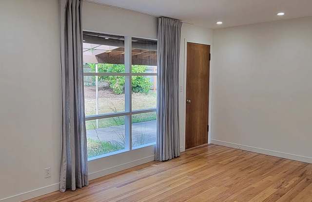 Updated 3-Bedroom Home with Spacious Yard in Broadview/Bitter Lake Gallery 3