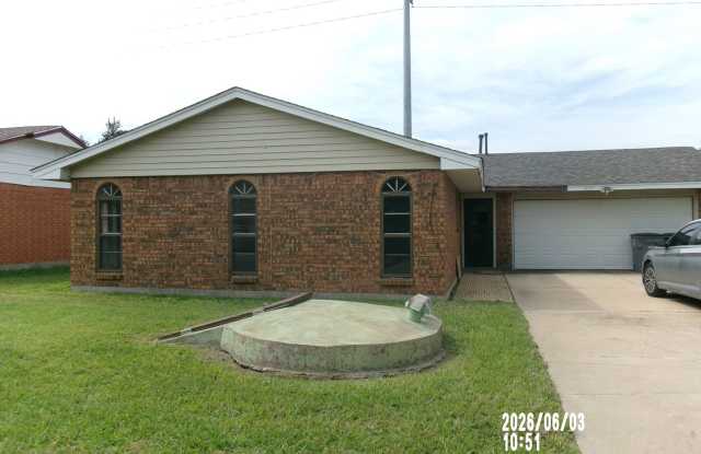 Beautiful 3-Bedroom, 2-Bath Home in Southeast Lawton photos photos