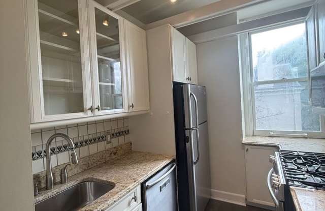 Beautiful and spacious 2 BR 2FB Penthouse unit in the Georgetown neighborhood Gallery 4