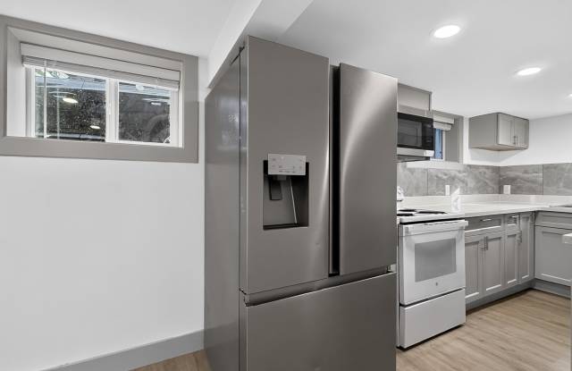 4402 Woodlawn Avenue North#3 Gallery 3