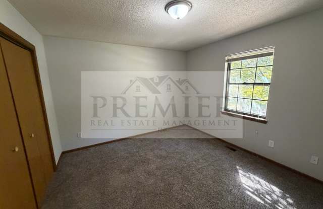 2 bd / 2 ba W/ Finished Basement  - 1008 NE 2nd St, Blue springs, MO  DUPLEX   $1650-Rent - on a nice cul  de-sac Gallery 4