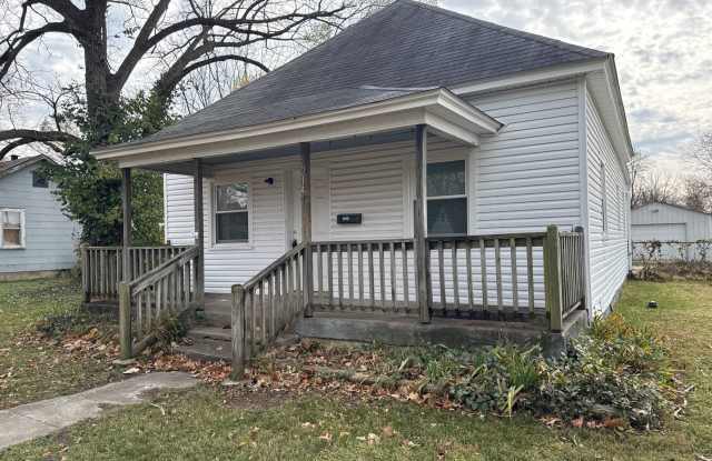 2 Bedroom 1 Bath Beautiful Inside! $895 - 2214 West Phelps Street, Springfield, MO 65802