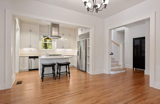 Historic and Charming 7 BR / 4.5 BA Home in Central Austin Gallery 1
