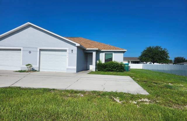 Beautiful 3 Bedroom 2 Bath Duplex with a garage and Laundry hook up photos photos