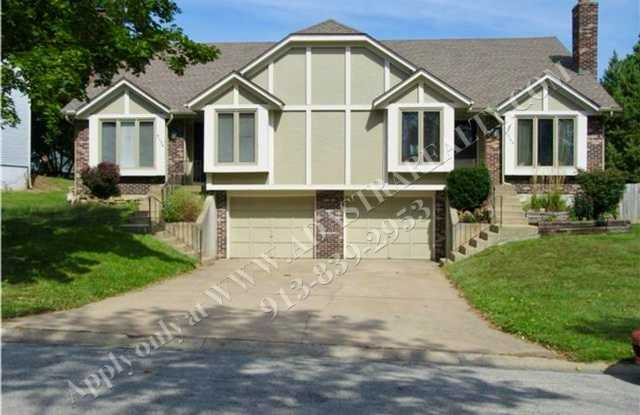 Spacious 3 Bed 2 Bath Duplex in Overland Park-Available in JULY!! photos photos