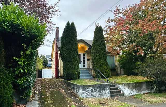 Spacious 5 Bedroom Cape Cod in Greenlake! Gallery 1