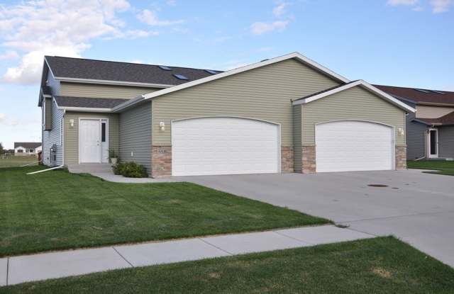 Large 3 Bedroom Twinhome in  Great South Moorhead Neighborhood!! photos photos
