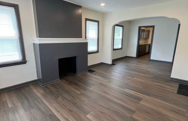 Updated 2 Bedroom, 1 1/2 Bath Home With Fenced in Backyard & 1 Car Garage! Gallery 3