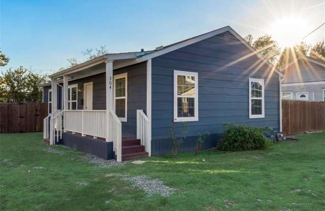 304 E Walker Street - 304 East Walker Street, McKinney, TX 75069