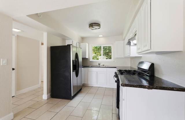 FULLY REMODELED 3-BEDROOM TOWNHOME | TWO CAR GARAGE | AVAILABLE NOW | 2 Weeks Free!! Gallery 4
