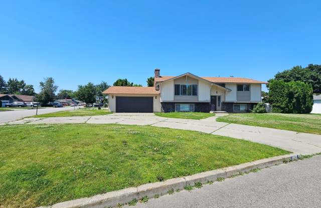 $2,700 – Spacious 4 Bed / 2 Bath Home in Spokane Valley with Huge Fenced Yard photos photos