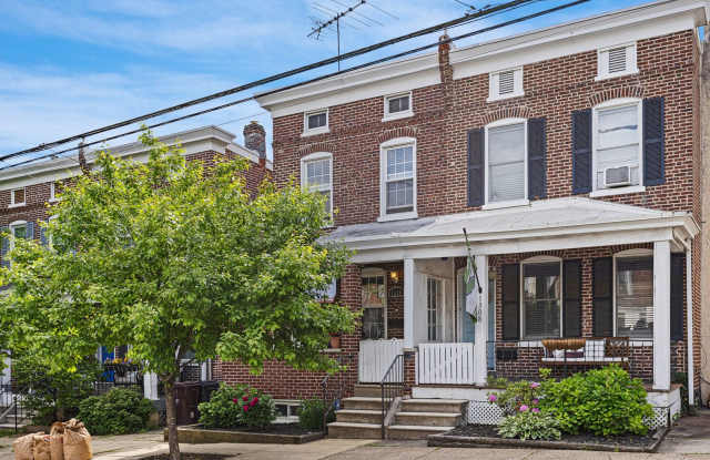 Great House in Trolley with Off Street Parking Gallery 1