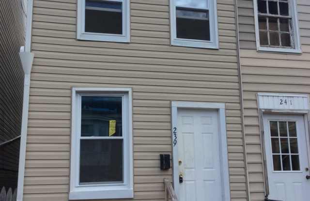 2 Bedroom House, Yard, Off-Street Parking-York City SD - 239 South Queen Street, York, PA 17403 2 Bedroom House, Yard, Off-Street Parking-York City SD - 239 South Queen Street, York, PA 17403