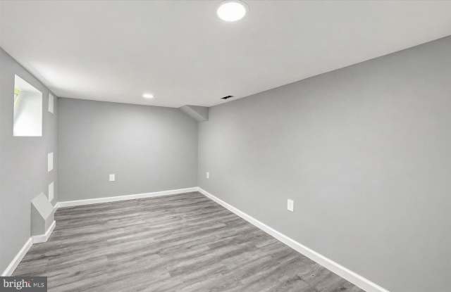 1806 MIDDLEBOROUGH Road Gallery 2