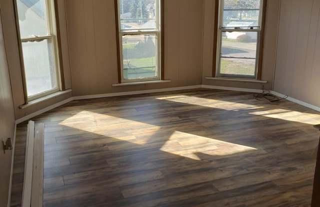 2- Bedroom, 1- Bath Upper Unit in Hillsboro - 737 High Avenue, Hillsboro, WI 54634