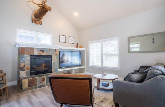 Amazing Updated Braeburn Townhome close to all Bend has to offer! Gallery 4