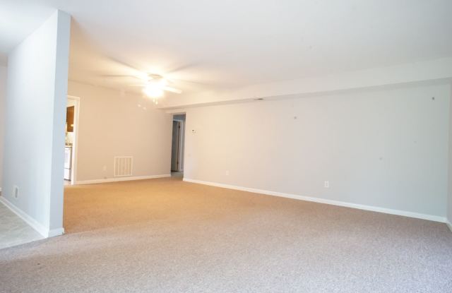 3 Bed/2 Bath Townhouse. On Bus Route to Campus. Parking. Gallery 3
