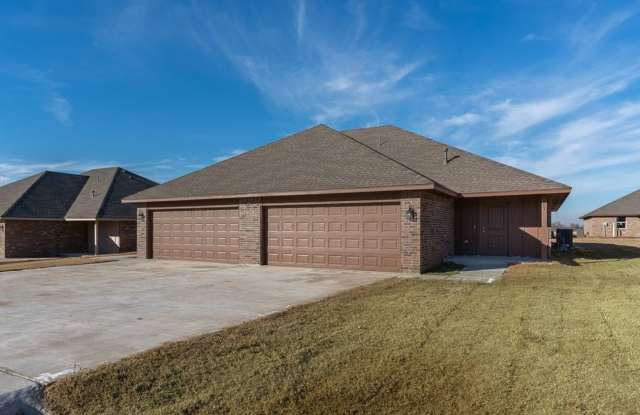 ***SPECIAL 50% OFF 1ST FULL MONTH'S RENT ~ IF LEASE SIGNED IN AUGUST*** Charming Duplex with AMAZING Updates throughout! Do not miss out on these Unique duplexes in El Reno, OKLAHOMA! photos photos