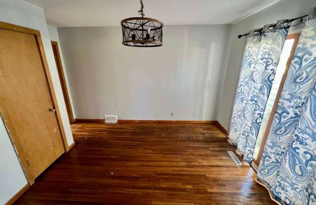 $1195| 2BD 1BA| 5424 104th Street| Available Now! Gallery 4