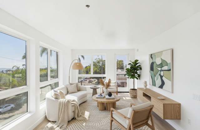 Brand New 3 Bedroom 2 Bath with a Large Balcony - Bankers Hill Gallery 3