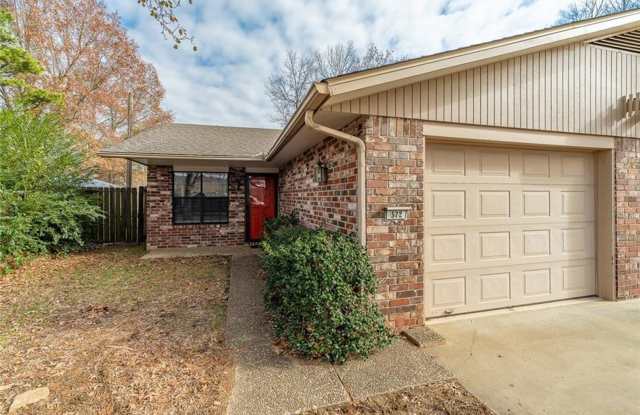 2 Bedroom 2 bath duplex in East Fayetteville - 372 South Crossover Road, Fayetteville, AR 72701