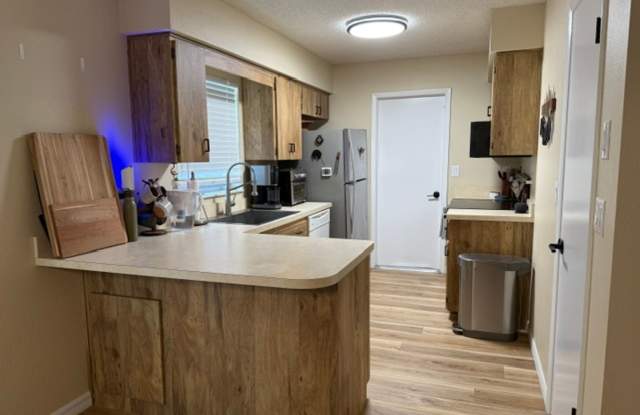 Beautifully Updated 2 bedroom Pool Home in a Great Location! Gallery 3